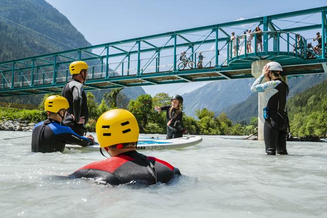 Die Outdoorwochen bieten Gelegenheit neue Trendsportarten, wie das Up Stream Surfing, zu testen.