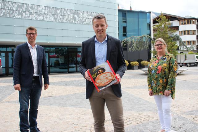 Symbolische Übergabe einer Pizza: (v.l.) Bgm. Christian Härting (Obmann ThT), Mag. Markus Kessel (GF PRIMAS Freiberger), Doris Schiller (Kassierin ThT).