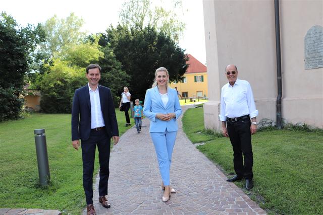 Als gebürtige Wundschuherin verbinden BM Christine Aschbacher viele schöne Erinnerungen mit Fernitz-Mellach, wie sie auf ihrem Spaziergang zwischen Gemeindeamt und Pfarrkindergarten Bgm. Karl Ziegler und NAbg. Ernst Gödl erzählte.  | Foto: Edith Ertl