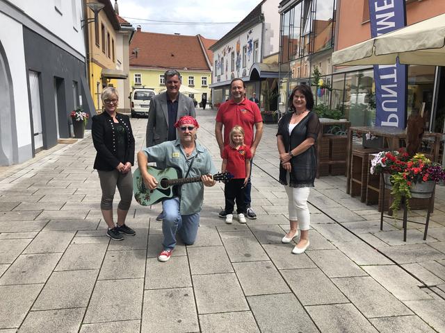 In Vorfreude: Waltraud Pusterhofer, Harald Frager, Gerald Donnerer mit Tochter, Andrea Stelzer und Bob (Kinky Slinky Music).
