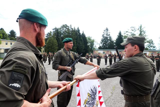 Mit der Hand an der Insignie sprachen diese Rekruten das Treuegelöbnis.