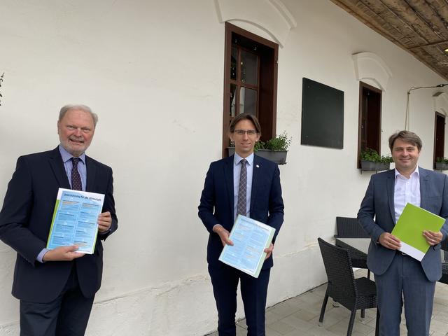 Bgm. Joachim Schnabel, LAbg. Landwirtschaftskammerbezirksobmann Gerald Holler und Wirtschaftskammerbezirksobmann KoR Johann Lampl  | Foto: ÖVP