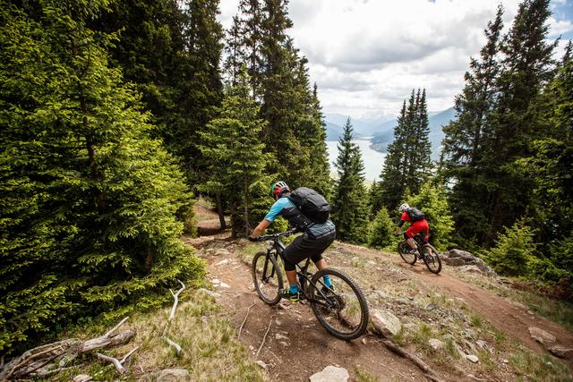 Am Programm stehen auch spannende Touren auf den 3-Länder-Enduro Trails in Nauders.