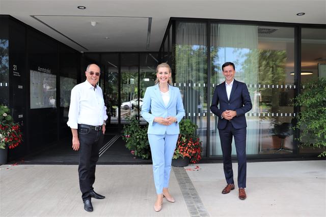 BM Christine Aschbacher bewies auch mit Abstand Nähe zu den Bürgern von Fernitz-Mellach. | Foto: Edith Ertl