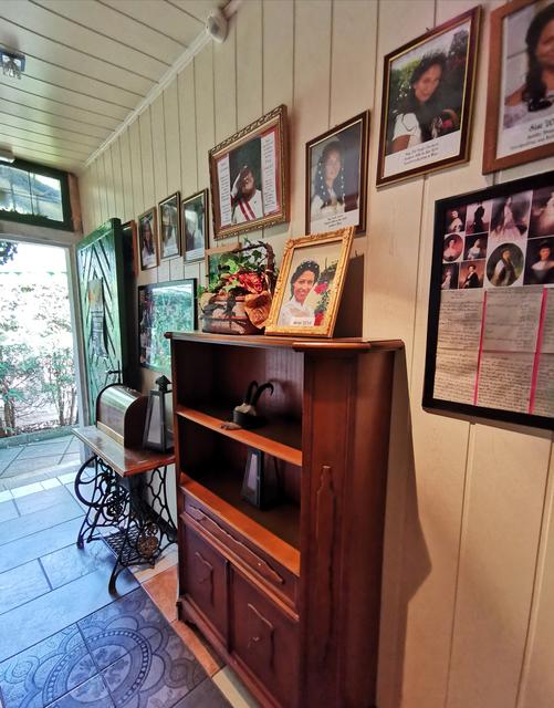 Ein interessant gestalteter Flur zum Gastgarten und zu den Toiletten.