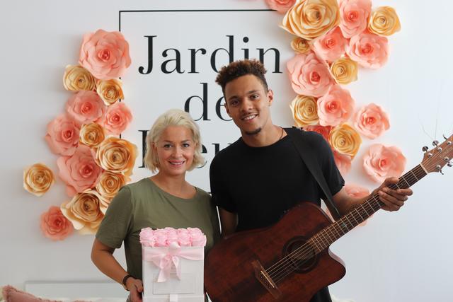 Gastgeberin Nina Brenner mit Sänger Joshua Maria. | Foto: Jardin de Fleurs