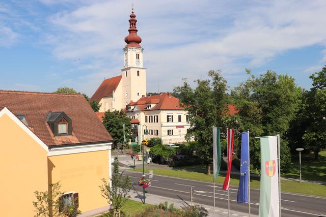Blick vom Gemeindeamt Fernitz-Mellach auf die Kirche | Foto: Edith Ertl