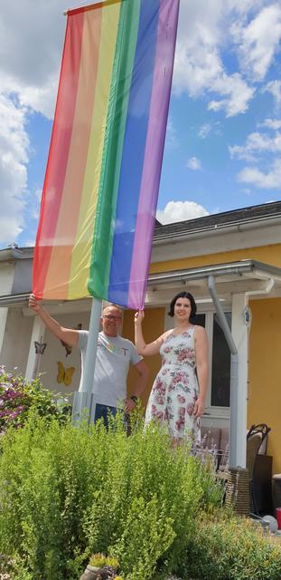 Geschäftsführenden Gemeinderätin Anita Fisselberger mit dem geschäftsführenden Gemeinderat Bernhard Wachter vor der Regenbogenfahne in Altlengbach. | Foto: SPÖ Altlengbach