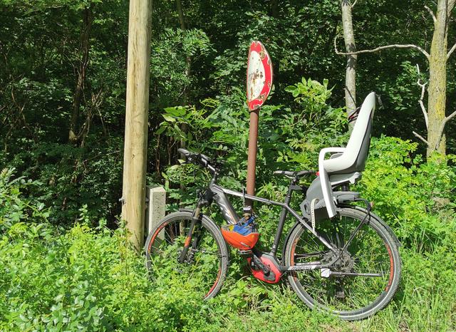 Abgestelltes Rad, vermutlich sind die Besitzer beim Baden.