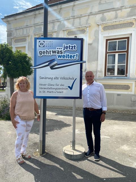Die alte Volksschule in St. Martin/Wart wird saniert: Vizebgm. Ilse Frühwirth und Bgm. Georg Rosner