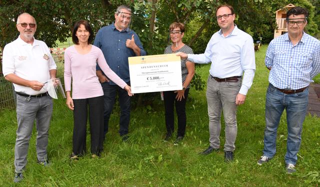 Franz Weiß, Gabriella Sebökne Szabo, Thomas Feck-Melzer, Maria Klammer, Peter Wastl, Markus Haselböck (von links). Markus Haselböck, Franz Weiß, beide aus Münichreith/Ostrong, Peter Wastl, Perg, und Thomas Feck-Melzer, Ottnang/Hausruck, stellten sich mit dieser großzügigen Spende im Therapiezentrum Waldhausen ein.