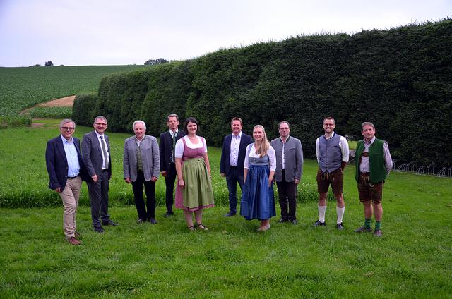 2020_Meisterkurs Wels_Trainer und Ehrengäste.jpg
Im Bild (v.l): Dir. OStR Mag. Franz Hochreiner (abz), Ing. Johannes Brandstetter (LFA OÖ), ÖR Heinrich Striegl (BBK), Ing. Thomas Jungreuthmayer (BBK), DI Christa Huemer, BEd (BBK), Prof. Mag. Karl Kronberger (abz), Ing. Mag. Gabriele Luger (LFI), Dipl. HLFL-Ing. Johann Mader (abz), Ing. Markus Frühauf (BBK), Ing. Josef Pichler, ABL (BBK)