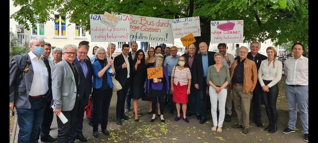 Währinger Bürger bedankten sich bei den Oppositionsparteien und der Bürgerinitiative, dass der Bus 42A nicht durch das dicht verbaute Wohngebiet fahren wird. | Foto: Sanna Sipilä-Axnix