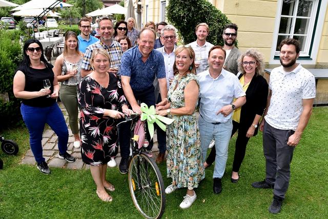 Überraschung gelungen: Vertreter der Stadtgemeinde und der Tourismus-Gesellschaft mit Spezial-Fahrrad zum 60er