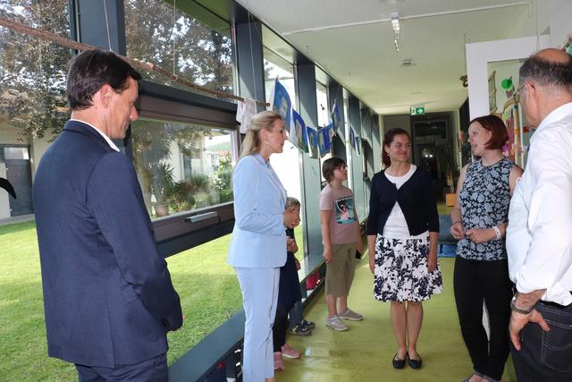 BM Christine Aschbacher im Gespräch mit Kindergarten-Pädagoginnen in Fernitz-Mellach | Foto: Edith Ertl