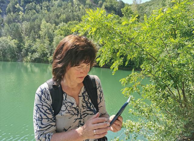 Christa sah nach ihren Nachrichten.
