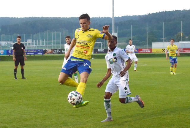 Christian Lichtenberger(li) gelang mit einem Prachtschuss der Ausgleich in der Nachspielzeit. Mehr Bilder auf www.meinbezirk.at.
