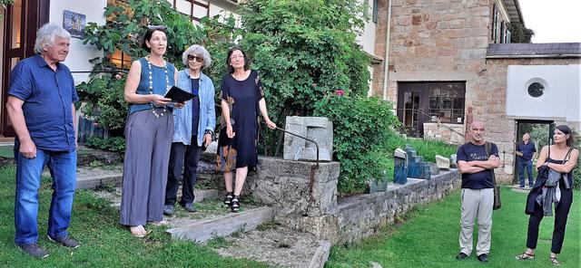 Gruppenbild mit Distanz: Peter Paszkiewicz, Maria Christine Holter, Charlotte Seidl, Therese Eisenmann, Franz Blaas und Anna Maria Brandstätter (v.l.) im Hof der Galerie Gut Gasteil. | Foto: RAXmedia