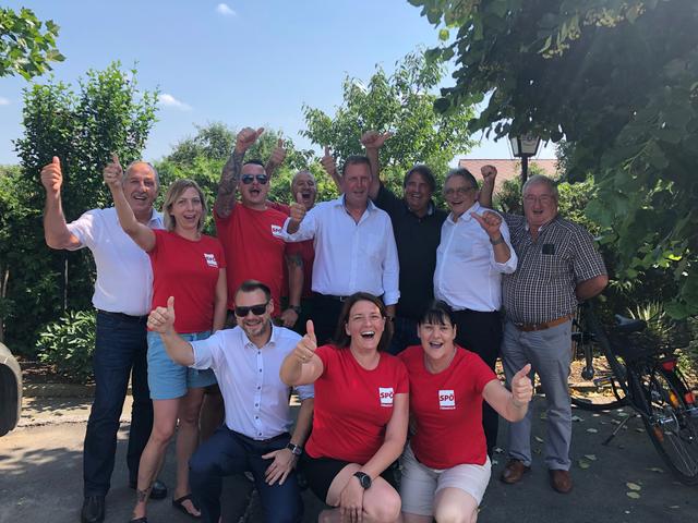 NAbg. Josef Muchitsch stellte sich bei der SPÖ Tillmtisch als erster Gratulant ein.