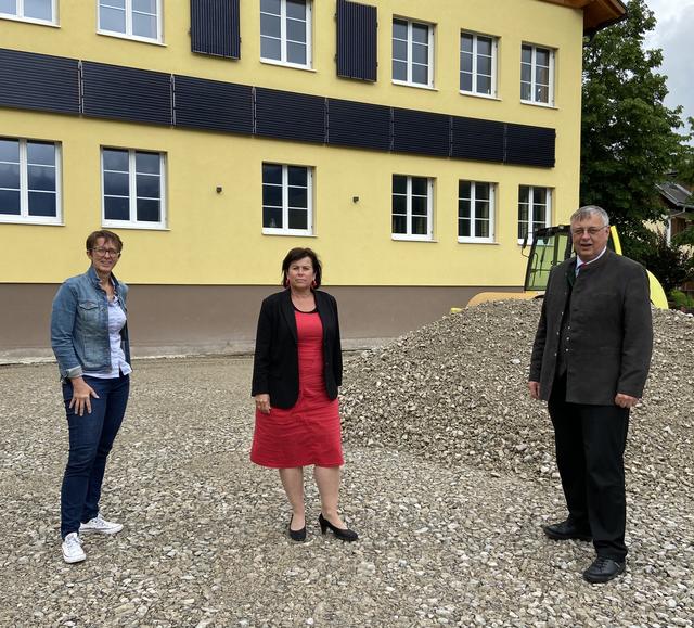LAbg. Sabine Promberger, LRin Birgit Gerstorfer und Bgm. Fritz Posch vor der Baustelle bei der Volksschule | Foto: SPÖ Bezirksorganisation Gmunden