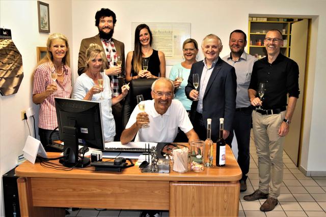 Andrea Diesenreiter, Gabriele Wartecker, Kinder - Andreas und Cornelia und Dr. Diesenreiter, Marika Wetzl, Bürgermeister Karl Stegh, Vizebürgermeister Johann Reitbauer und Amtsleiter Harald Schwödiauer (v. li).