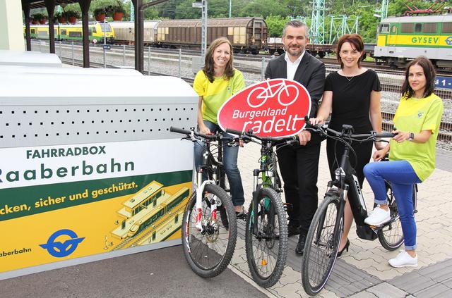 Landesrat Heinrich Dorner und Hana Dellemann, Generaldirektorin-Stv. der Raaberbahn AG: Mit ihrem Service für „Rad fahrende Fahrgäste“ leistet die Raaberbahn einen wesentlichen Beitrag zur umwelt- und klimaschonenden Mobilität. | Foto: Landesmedienservice Burgenland