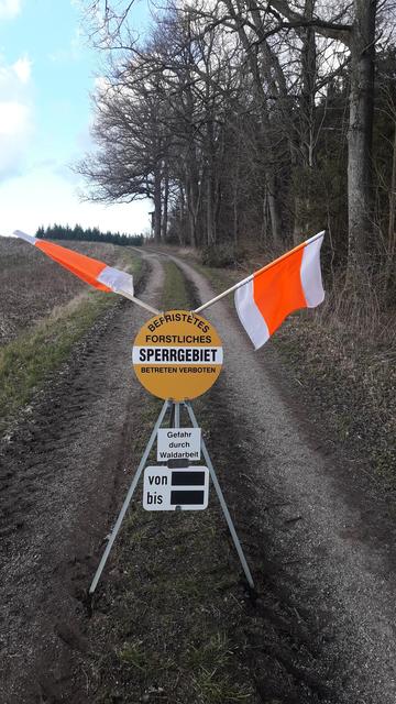 So werden die forstlichen Sperrgebiete ausgeschildert, das jeweilige Datum der Arbeiten muss immer aktuell eingetragen werden.