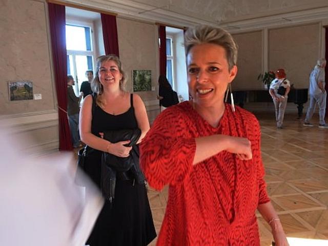 Ellbogen-Check statt Handshake: Cartoonistin Kerstin Feirer (rechts) und Schauspielerin Carola Gartlgruber