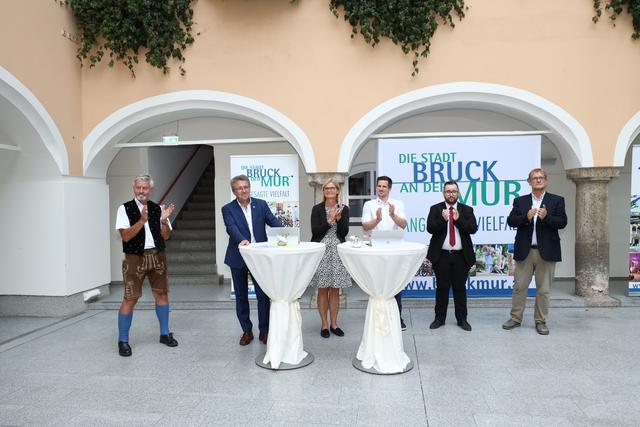 Applaus für den Wahlgewinner in Bruck: Bgm. Peter Koch holt für die SPÖ die absolute Mehrheit zurück.