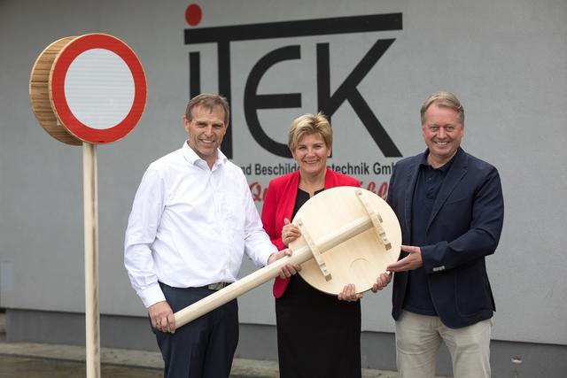 Verkehrszeichen nachhaltig: Elke Kaltenhauser (Itek), Karl Kaltenhauser (Itek), Paul Roither (Wirtschaftskammer Kärnten)