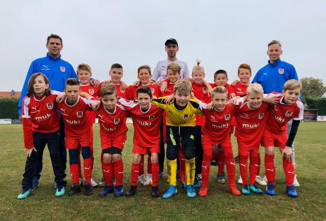 Supercoach Andreas "Ziko" Zankovitsch (li.) mit seiner Mannschaft, der U12 vom SC Eisenstadt. | Foto: SC Eisenstadt