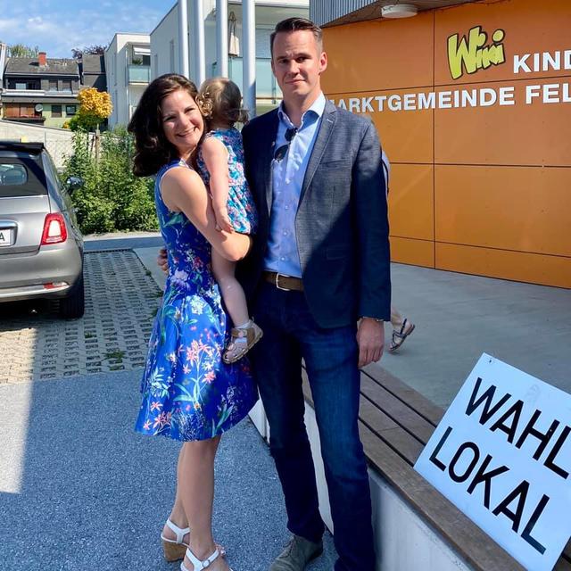Feldkirchens FPÖ-Vizebürgermeister LAbg. Stefan Hermann gab seine Stimme mit Familie im örtlichen Kindergarten ab.