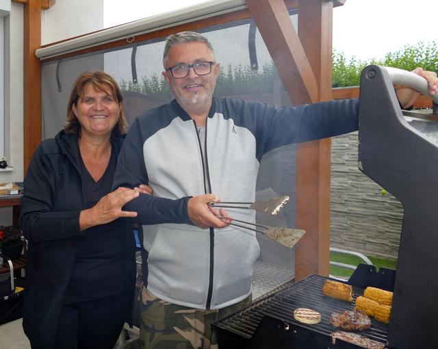 Martina und Michael Redmann aus Rannersdorf, die glückliches Gewinner des Grätzlfestes der Bezirksblätter.