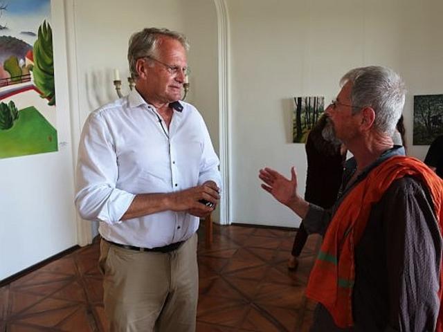 Bürgermeister Peter Moser (links) und Chris Scheuer bei der Ausstellung.