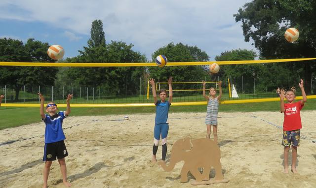 Der süße Elefant gefällt auch den jungen Sportlern.