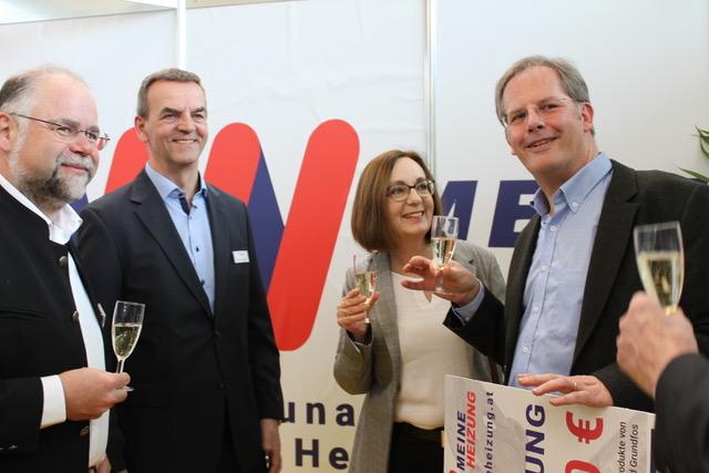 Gewinner aus dem Vorjahr, Salzburger Markus Eis mit Gattin, gemeinsam mit Manfred Ceplecha (Geschäftsführer Novelan) und Andreas Zottler (Vertriebsleitung Vogel & Noot Österreich) bei der Gewinnübergabe. (v.r.n.l.)