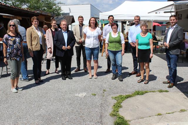 Renate Poinstingl (Sponor - STeuerberatung Dr. Othmar Poinstingl), Andrea Wagner (Vizepräsidentin der Landes-Landwirtschaftskammer NÖ - Ehrengast), Laura Pühringer (Sponsor Raiffeisenbank Region Waldviertel),
Franz Mold (Bürgermeister Stadt Zwettl - Ehrengast), Matthias Hrouza (Sponsor Raiffeisenbank Region Waldviertel), Birgit Hofer (Marktleitung), Stefan Riedl (Sponsor Generali Versicherung), Andrea Rameder (Marktleitung), Dietmar Hipp (Kammerobmann - Ehrengast), Hilda Müller, Lukas Brandweiner (Nationalratsabgeordneter - Ehrengast) | Foto: privat