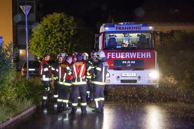 Die Feuerwehren waren im Einsatz gegen das Wasser.  | Foto: Manfred Fesl