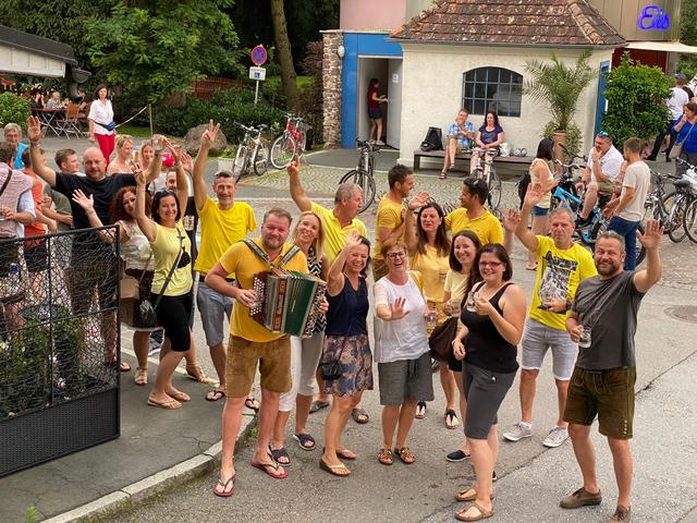 Die Bürgerliste "Natürlich Wir" feierte den Wahlsieg mitten in Fernitz-Mellach.