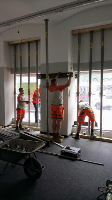 Die Mauer muss nun gestützt werden.