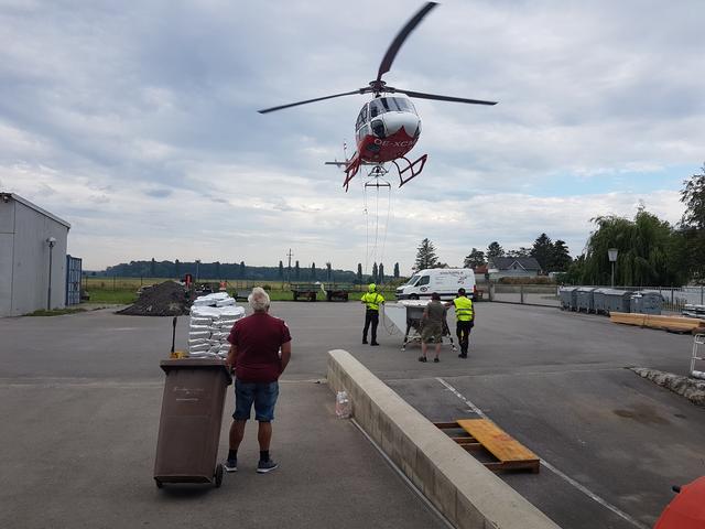 Der Hubschrauber hebt vom Bauhof Hohenau zur Gelsenregulierung ab