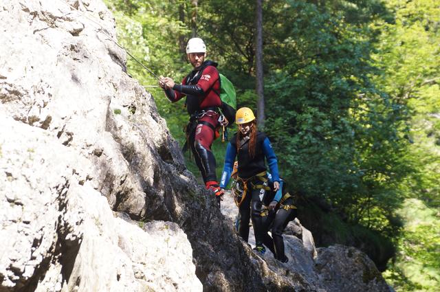 An manchen Stellen im Almbach muss das Seil herhalten.
