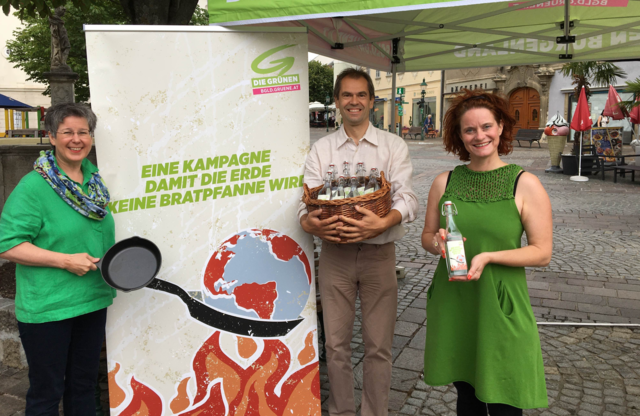 Grüne Kampagne gegen Trockenheit: Regina Petrik, Wolfgang Spitzmüller und Kampagnenmanagerin Martina Hajdusich