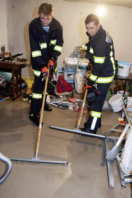 Die Feuerwehrler kämpften gegen die Wassermassen. | Foto: Manfred Fesl