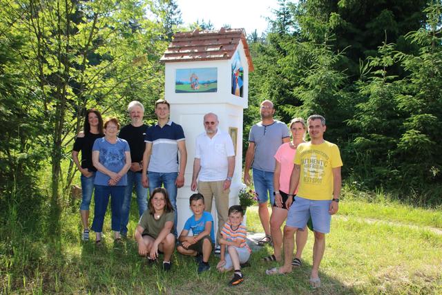 Gruppenfoto mit: Renate Kerschbaum, Paula und Johann Koppensteiner, Dominik Knödlstorfer, Pater Daniel Gärtner, Andreas Ertl, Birgit und Sahin Türker mit ihren Kindern, Mina, Noah und Elias (vorne)