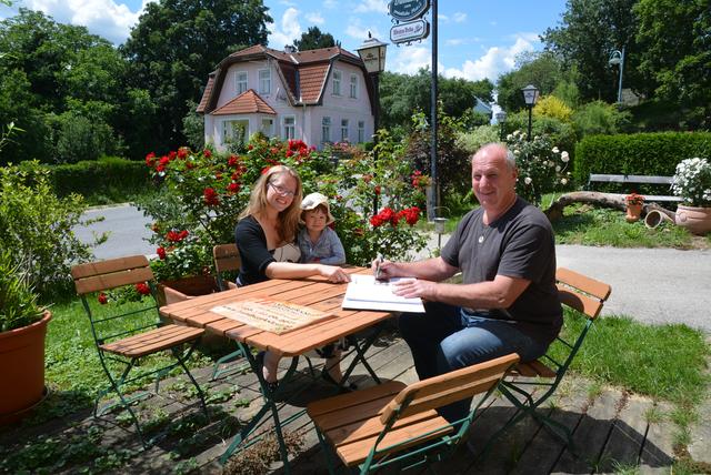 Daniela Bruckmayer mit Tochter Johanna und Stephan Teix planen das Handwerksfest Habersdorf 2021