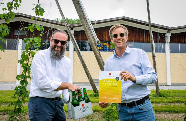 Wolfgang Kernbeis-Schöndorfer (Kaufmännischer Leiter der Trumer Privatbrauerei) und Seppi Sigl (Inhaber von Trumer) freuen sich über den Beginn des "Trumer Sonnenfundings".