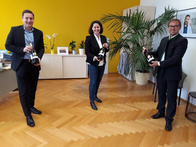 Veronika Mickel-Göttfert und ihr Stellvertreter Josef Mantl (links, beide ÖVP) sind stolz den Josefstädter Wein von Dr. Michael Höfler präsentieren zu dürfen.