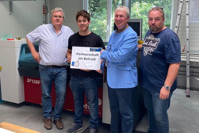 Foto v.l.n.r.: Geschäftsführer Bernhard Eremit (Alfred Eremit GesmbH), Lehrling Lukas Kreimel, NÖAAB Bezirksobmann LAbg. Gerhard Schödinger und AK-Kammerrat Thomas Faulhuber | Foto: NÖAAB-BL