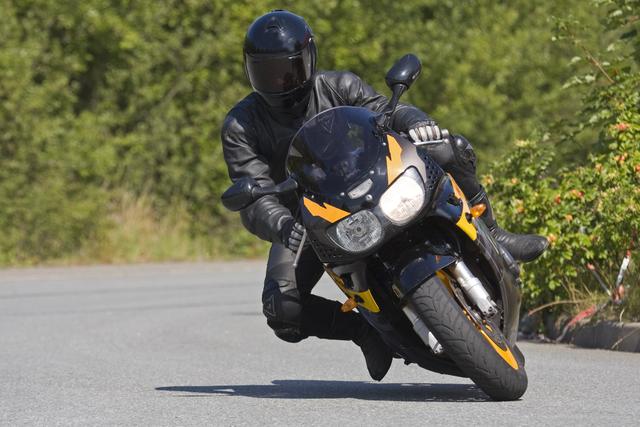In einer unübersichtlichen Rechtskurve überholte ein 54-jähriger Motorradfahrer einen Lkw und stieß mit einem ihm entgegenkommenden Lkw zusammen.
